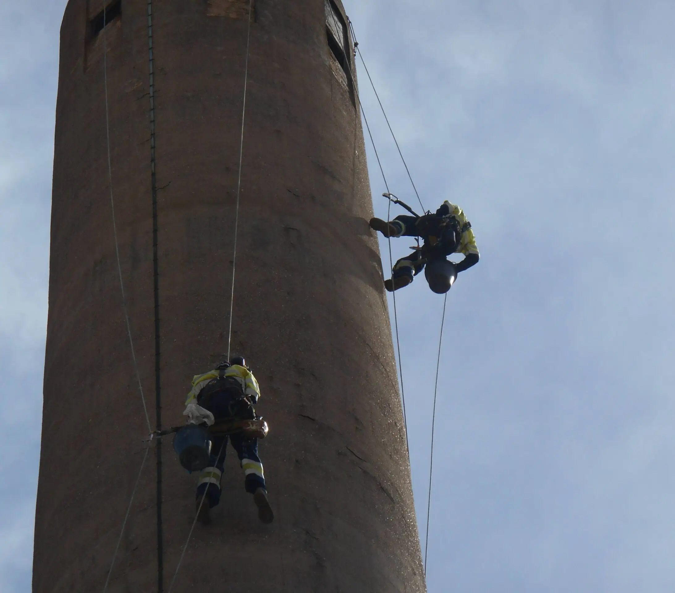 Cordistes en maintenance industrielle sur une cheminée près de Marseille dans les Bouches-du-Rhône, 13