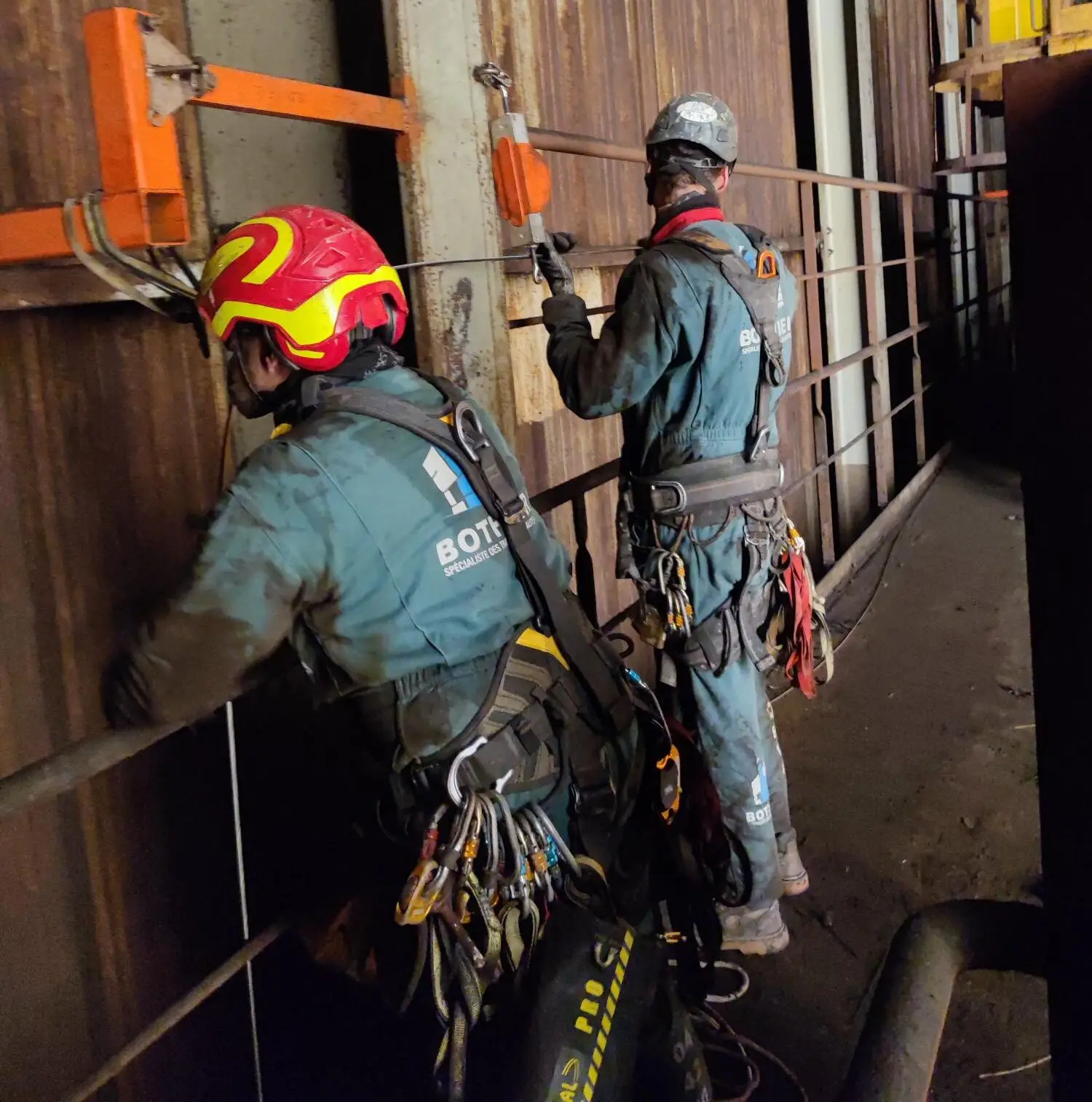 Pose de ligne de vie en industrie près de Marseille dans les Bouches-du-Rhône, 13