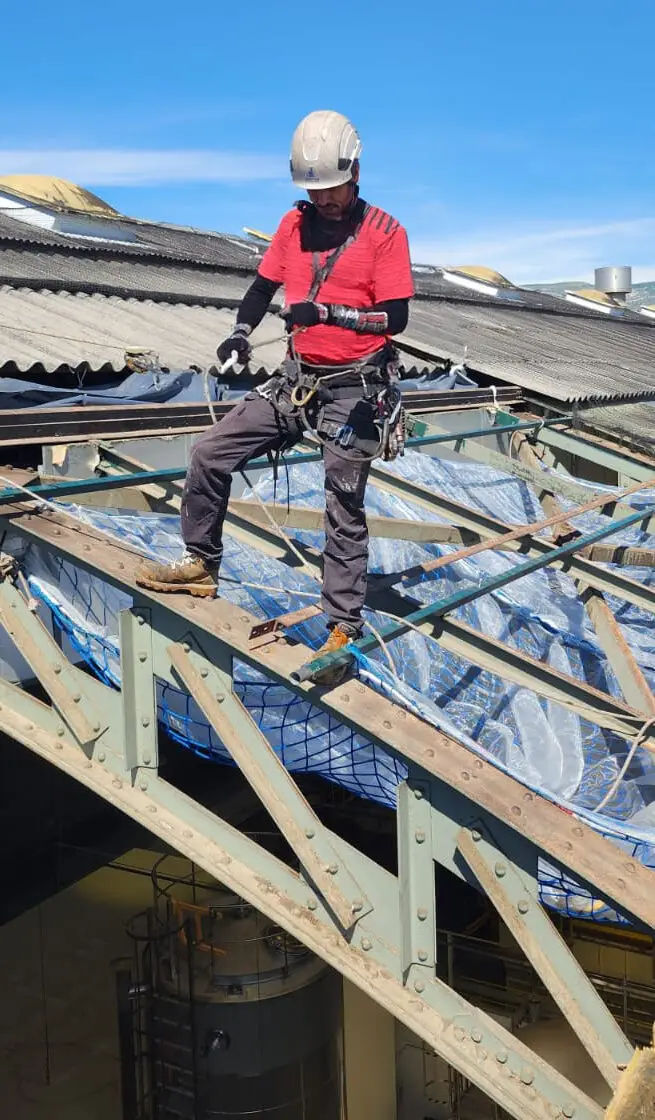 Cordiste réalisant des travaux en hauteur en milieu industriel près de Marseille dans les Bouches-du-Rhône, 13