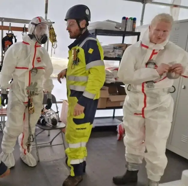 Cordistes équipés pour des travaux en hauteur en milieu amianté près de Marseille dans les Bouches-du-Rhône, 13