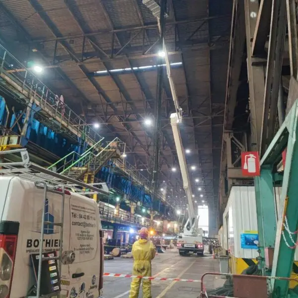 Pose de filet de sécurité dans un bâtiment industriel près de Marseille dans les Bouches-du-Rhône, 13
