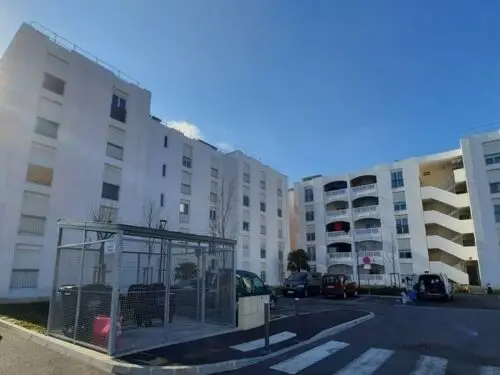 Ravalement de façade d'un immeuble d'habitation à Marseille dans les Bouches-du-Rhône, 13