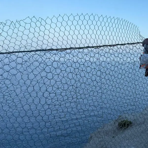 Purge d'éléments pour sécurisation d'une falaise dans une carrière amianté en Corse