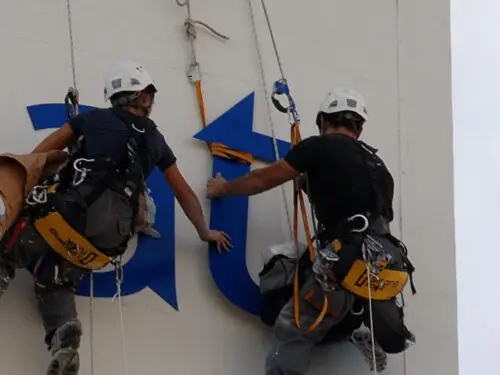 Pose d'enseigne en hauteur à Marseille dans les Bouches-du-Rhône, 13