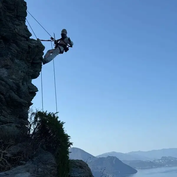 Cordiste en Purge d'éléments pour sécurisation d'une falaise dans une carrière amianté en Corse