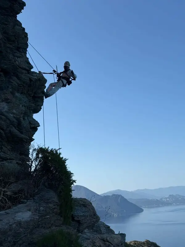 Bothier-en-Corse-Intervention-en-falaise-amiantée