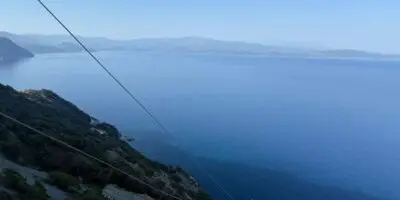 Cordiste en Purge d'éléments pour sécurisation d'une falaise dans une carrière amianté en Corse
