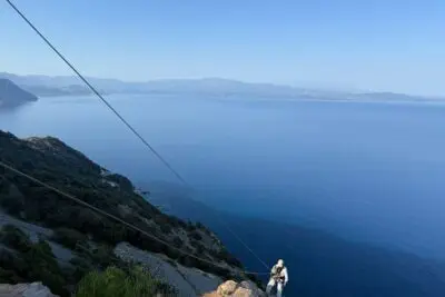 Cordiste en Purge d'éléments pour sécurisation d'une falaise dans une carrière amianté en Corse