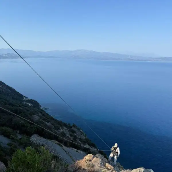 Cordiste en Purge d'éléments pour sécurisation d'une falaise dans une carrière amianté en Corse