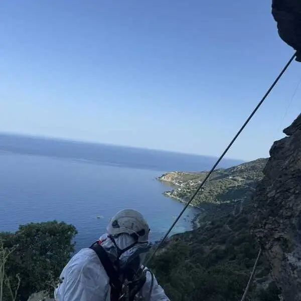Sécurisation d'une falaise en site amianté en Corse