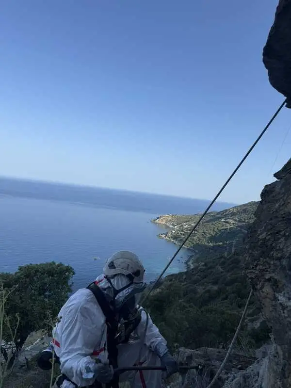 Bothier-sécurise-une-falaise-en-site-amianté-en-Corse