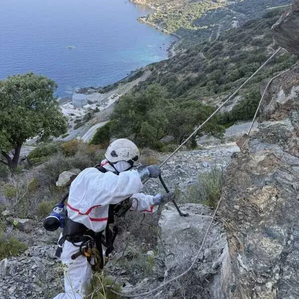 Cordiste en Purge d'éléments pour sécurisation d'une falaise dans une carrière amianté en Corse