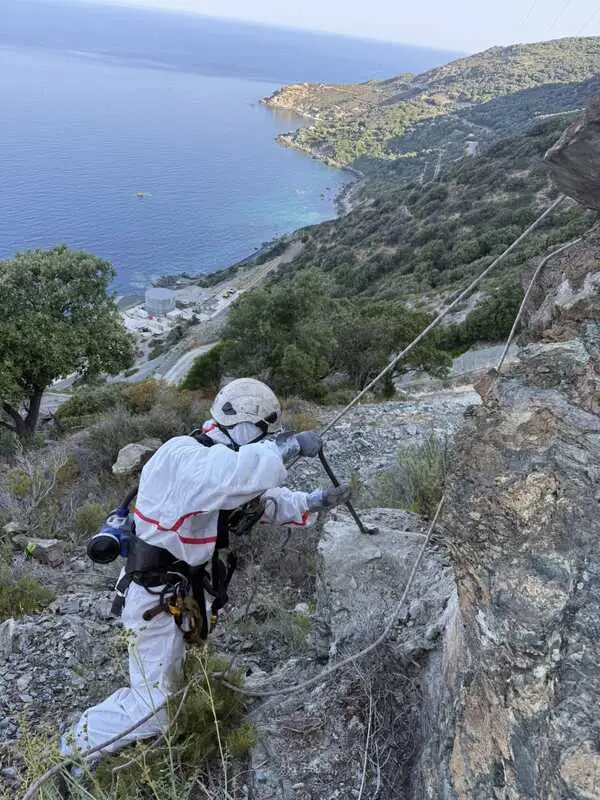 Bothier-travaux-de-purge-en-hauteur-dans-une-carrière-d-amiante-corse