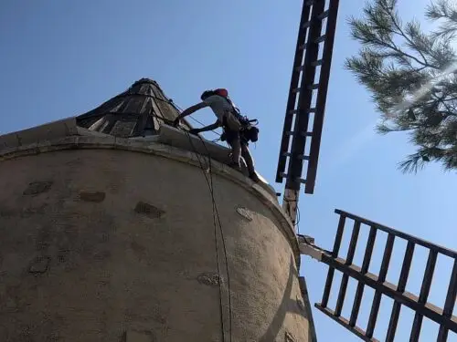 Cordiste restaurant la toiture en bois du moulin de Martigues dans les Bouches-du-Rhône, 13