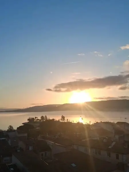Installation de fils lumineux sur l’église Saint-Louis de Martigues