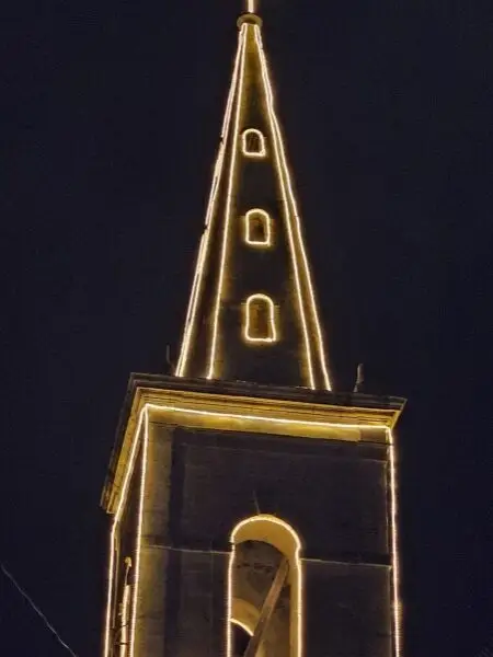 Installation de fils lumineux sur l’église Saint-Louis de Martigues