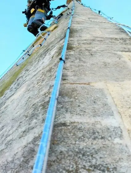 Installation de fils lumineux sur l’église Saint-Louis de Martigues