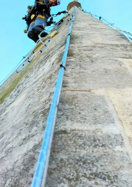 Installation de fils lumineux sur l’église Saint-Louis de Martigues