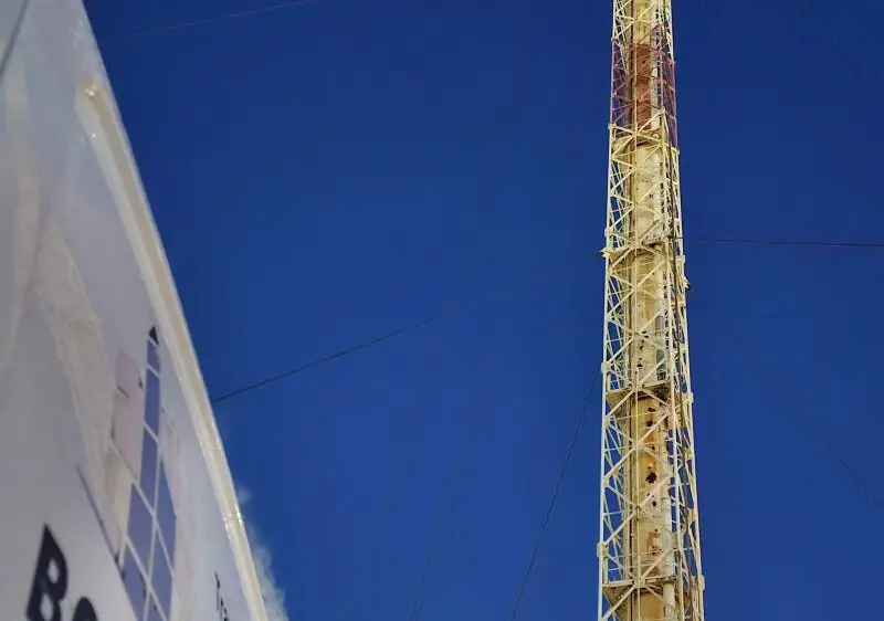 Travaux en hauteur sur une torche de cracking dans les Bouches-du-Rhône