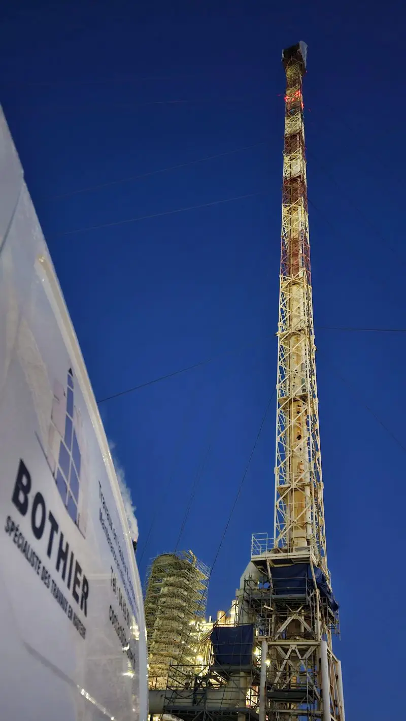 Travaux en hauteur sur une torche de cracking dans les Bouches-du-Rhône