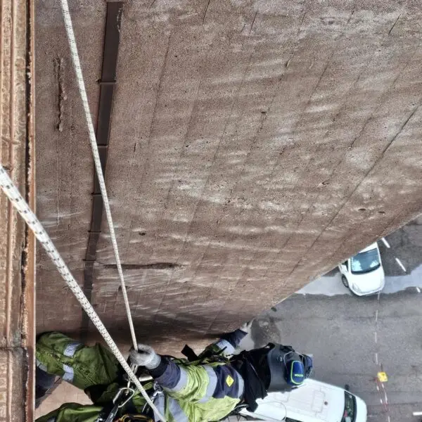 Purge d'éléments en hauteur sur site industriel près de Marseille