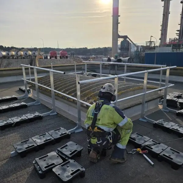 Travaux en hauteur de sécurisation de toitures sur un site industriel des Bouches-du-Rhône