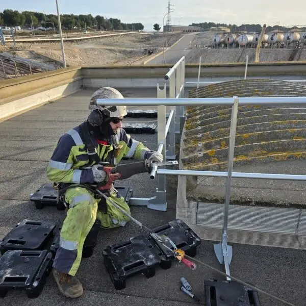 Travaux en hauteur de sécurisation de toitures sur un site industriel des Bouches-du-Rhône