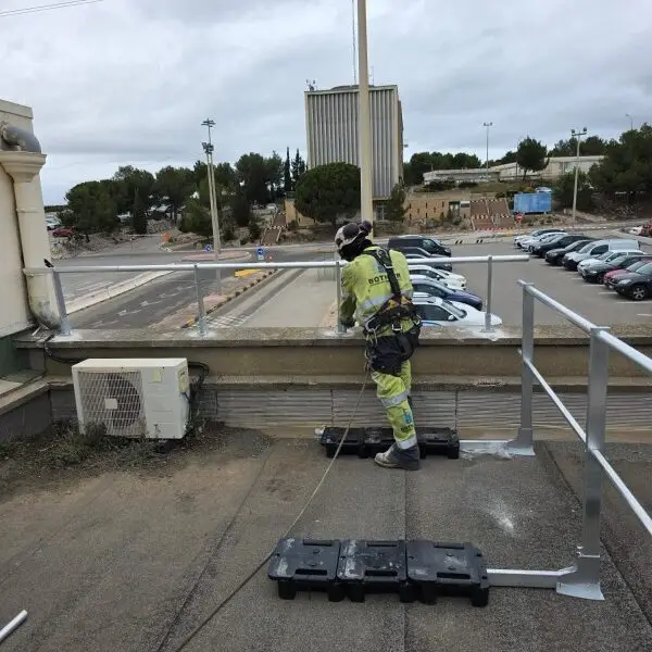 Travaux en hauteur de sécurisation de toitures sur un site industriel des Bouches-du-Rhône
