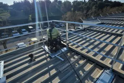 Travaux en hauteur de sécurisation de toitures sur un site industriel des Bouches-du-Rhône