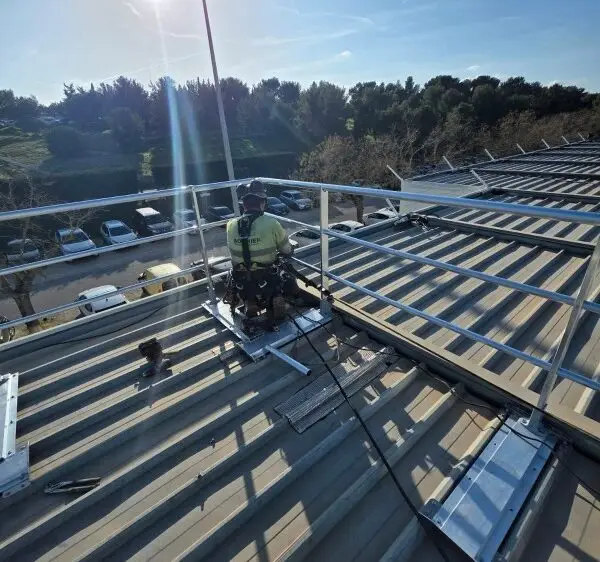Travaux en hauteur de sécurisation de toitures sur un site industriel des Bouches-du-Rhône