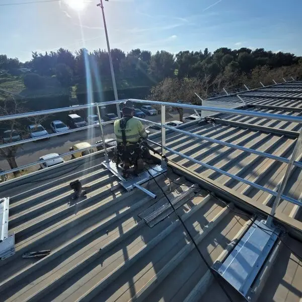 Travaux en hauteur de sécurisation de toitures sur un site industriel des Bouches-du-Rhône